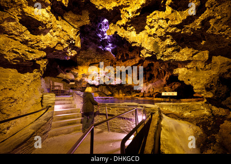 Banff hot springs fonte all'interno della grotta e bacino Sito Storico Nazionale di Montagna di Zolfo il Parco Nazionale di Banff Alberta Canada Foto Stock