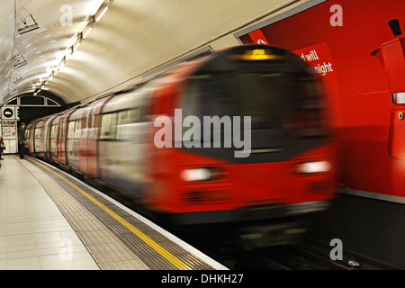 La metropolitana di Londra treno tirando in una stazione di Charing Cross di Londra, Regno Unito. Foto Stock