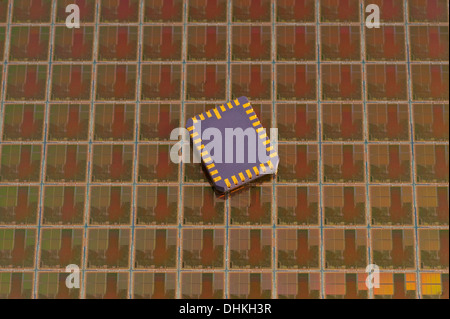 Chip di memoria su un computer di silicio wafer. Piazzole a saldare per montaggio su superficie. Foto Stock