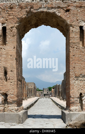 Vista nord dell'arco di Caligola all'inizio della Via Mercurio, Pompei Italia. Sullo sfondo il Monte Vesuvio. Foto Stock