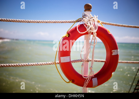 Rosso brillante salvagente sul molo Foto Stock