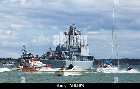 Sommergibile posamine e formazione nave FNS Pohjanmaa uscire dall'ovest porto di Helsinki in Tall Ships gare del 2013. Foto Stock