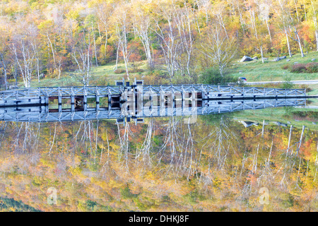 Crawford tacca del parco statale - la riflessione della diga lungo il fiume Saco presso la casa di Willey sito storico nelle White Mountains, New Hampshire USA durante i mesi di autunno Foto Stock