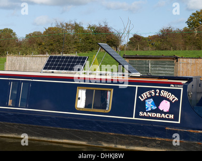 Pannelli solari fornitura di energia su narrowboat chiamato Life's 2 Short UK Foto Stock