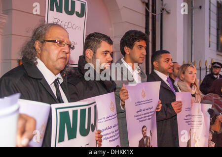 Londra, Regno Unito. 12 novembre 2013. Protesta dei giornalisti al di fuori dell'ambasciata egiziana contro l'uccisione, arresti e molestie nei confronti dei membri della stampa. Credito: Paolo Davey/Alamy Live News Foto Stock