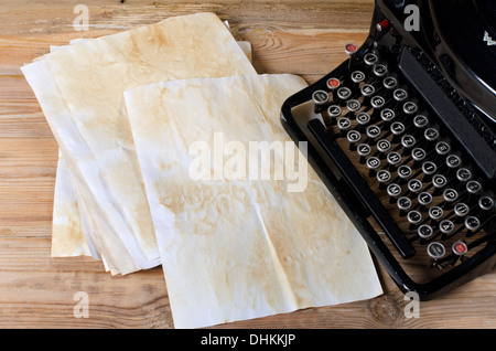 Vecchia carta su una superficie in legno Foto Stock