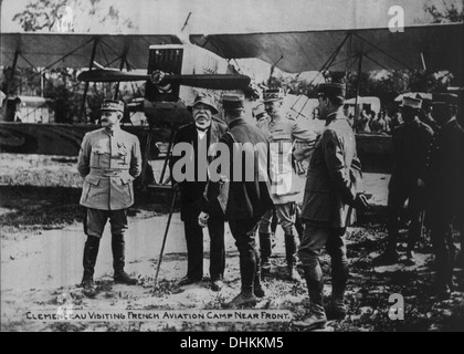 Il Primo ministro francese Georges Clemenceau con ufficiali militari durante la visita in aviazione francese Camp, della I Guerra Mondiale, 1917 Foto Stock