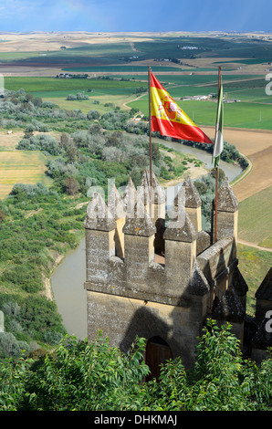 Almodovar castello oltre la fertile valle del fiume Guadalquivir Foto Stock