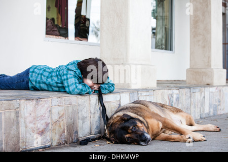 A dieci anni di old boy e il suo cane di trascorrere del tempo insieme Foto Stock