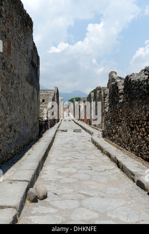 Le strette strade lastricate Vicolo dei Vettii con trampolini per lasciare che i pedoni attraversare senza bagnarsi i piedi, Pompei Italia. Foto Stock