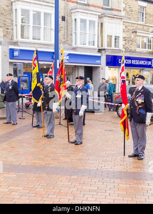 Eric Howden Parade Master con tre alfieri Royal British Legion Redcar armistizio ricordo Service 11/11/2013 Foto Stock