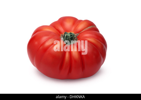 Stropicciata pomodoro rosso isolato su bianco Foto Stock