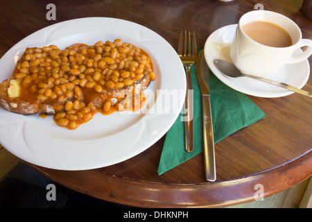 A buon mercato sano pranzo fagioli su pane tostato imburrato e tè Foto Stock