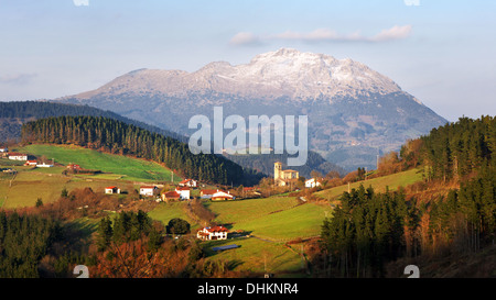 Valle aramaio con alcuni villaggi delle montagne circostanti in Paese Basco Foto Stock