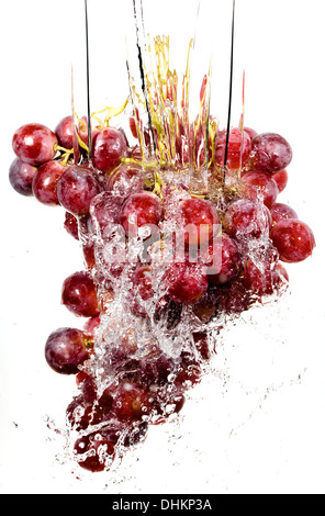 Grappolo di uva in spruzzi di acqua Foto Stock