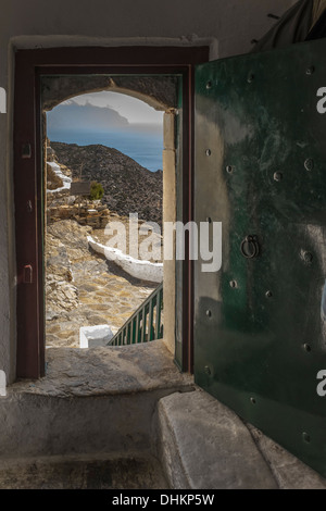 Vista guardando fuori dalla porta che conduce al Monastero di Panaghia hozoviotissa sull isola di Amorgos, cicladi grecia. Foto Stock