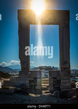Vista attraverso la porta del tempio di Apollo al tramonto, guardando verso la chora di Naxos Foto Stock
