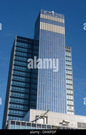 L'edificio CIS di Manchester, il terzo edificio più alto in Europa al momento della sua costruzione. Coperto di pannelli solari. Foto Stock