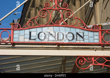Destinazione ornati segno sopra la stazione di Victoria ingresso in Manchester. Foto Stock