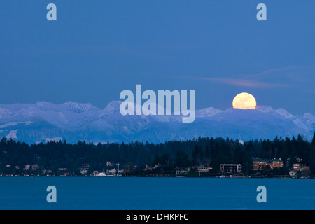 Luna piena sulle montagne Foto Stock