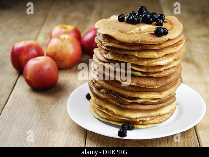 Pila di pancake nella piastra bianca Foto Stock