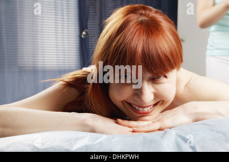 Redhead in attesa per il massaggio Foto Stock