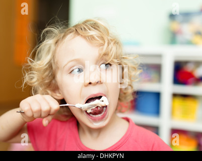 Carino bambina mangiare gelato Foto Stock