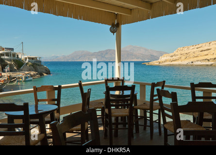 Mangiare fuori in stile Mediterranea di Matala, con vista diretta sulla baia di Messara, regione di Heraklion, Creta, Grecia. Foto Stock