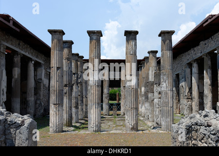 Vista del Artium con 16 colonne doriche intorno all'impluvium nella casa dei Diadumeni, Pompei Italia Foto Stock