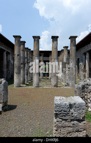 Vista del Artium con 16 colonne doriche intorno all'impluvium nella casa dei Diadumeni, Pompei Italia Foto Stock