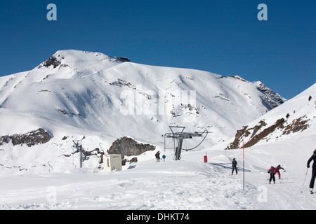 Ski lift trascina vicino al villaggio svizzero di Les Crosets nei pressi di Avoriaz e Morzine Portes du Soleil Francia Foto Stock