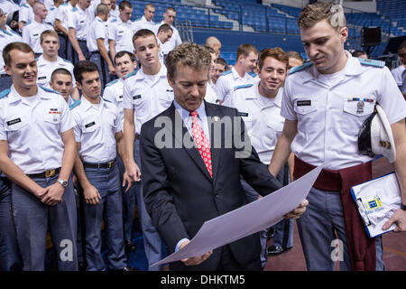 Senatore USA Rand Paolo parla di cadetti dopo il suo discorso presso la Cittadella Novembre 12, 2013 a Charleston, Carolina del Sud. Paolo disse di cadetti che Hillary Clinton dovrebbe essere escluso dalla corsa per il presidente perché la vicenda di Bengasi. Foto Stock