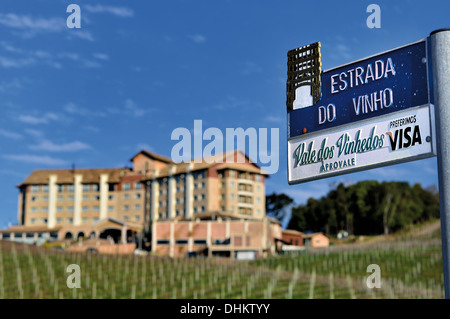 Il Brasile, Bento Gonçalves: Street segnale indicante "Vine Street" e "Vigna di Valle' con Hotel & Spa do Vinho nella parte posteriore Foto Stock