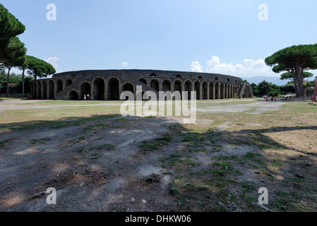 Vista dell'esterno dell'anfiteatro che è stato costruito nel 80 A.C. Pompei Italia. L'anfiteatro è stato usato per lo sport e il gladi Foto Stock