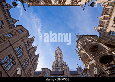 Ampio angolo di vista prospettica del gotico Munich City Hall dal cortile posteriore Foto Stock