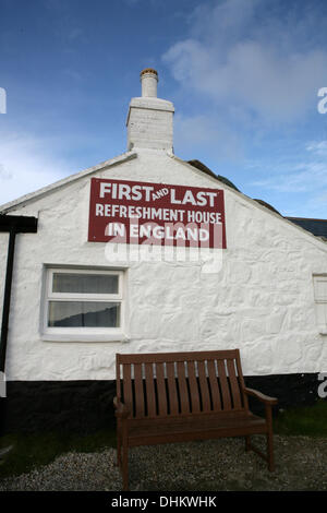 Lands End,UK,12 Novembre 2013,il primo e ultimo ristoro casa in Inghilterra accoglie il visitatore Credito: Keith Larby/Alamy Live news Foto Stock