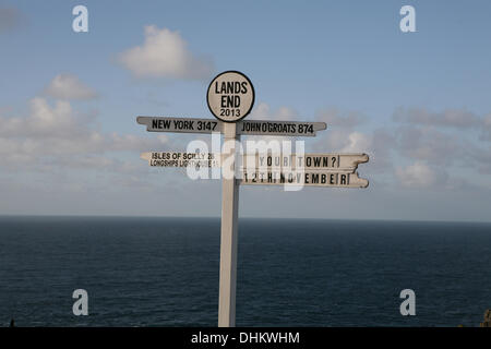 Lands End,UK,12 Novembre 2013,il Lands End famoso segno di chilometraggio contro un blu sk Credit: Keith Larby/Alamy Live news Foto Stock