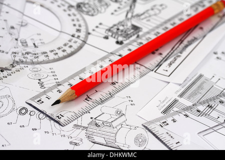 La matita e il righello giacciono sul disegno Foto Stock