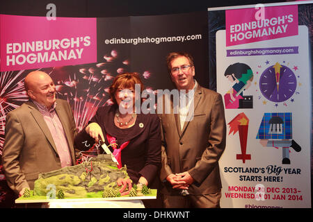 Edinburgh, Regno Unito. Xii Nov, 2013. Photocall Edinburgh Hogmanay celebra il ventunesimo compleanno e lancia il 2013/2014 Edinburgh Hogmanay programma. Steve Cardownie, Pete Irvine e Fiona Hyslop tagliare la torta XXI. Foto di pak@ Mera/Alamy Live News Foto Stock