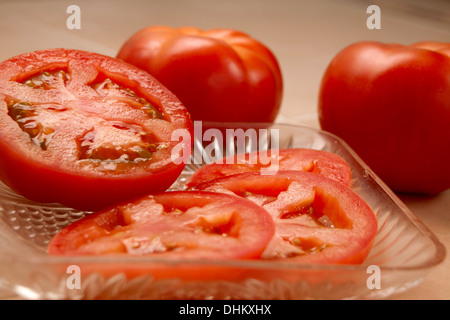 Giardino pomodoro fresco tagliato con un molto affilata lama in ceramica. Foto Stock