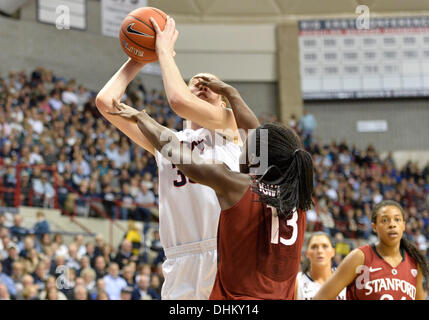 Storrs, CT, Stati Uniti d'America. Xi Nov, 2013. Lunedì 11 Novembre 2013: Stanford Cardinali avanti Chiney Ogwumike (13) mette una mano letteralmente in UConn huskies avanti di Luka Stewart (30) faccia, scorrettamente la sua intenzione di cestello durante la seconda metà del womens NCAA pallacanestro tra la Stanford e Connecticut a Gampel Pavilion di Storrs, CT. UConn è andato a sbattere Stanford 76-57. Bill Shettle / Cal Sport Media. © csm/Alamy Live News Foto Stock