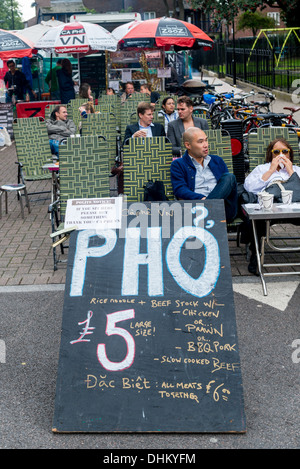 Cibo vietnamita in vendita nel mercato di Broadway, la zona est di Londra Foto Stock