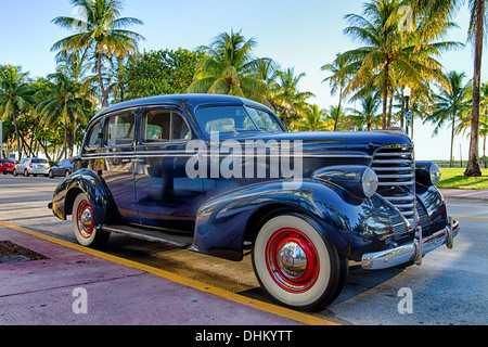 Una delle auto d'epoca sempre parcheggiato su Ocean Drive e South Beach, Miami. Foto Stock