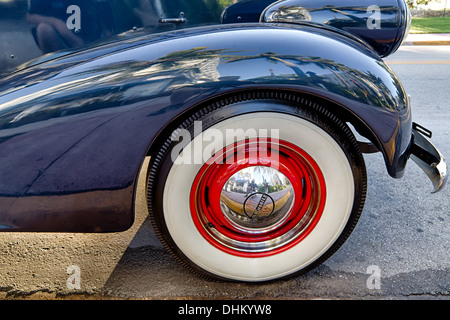 Una delle auto d'epoca sempre parcheggiato su Ocean Drive e South Beach, Miami. Foto Stock