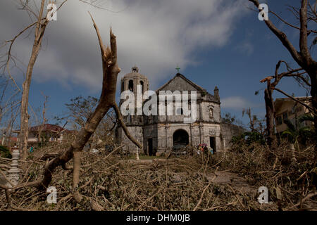 Daanbantayan, Cebu, Filippine. Decimo Nov, 2013. Le conseguenze e la forza distruttrice del tifone Haiyan alla Chiesa Daanbantayan,Cebu, Filippine © Galleria immagini2/Alamy Live News Foto Stock