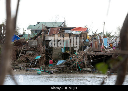 Daanbantayan, Cebu, Filippine. Decimo Nov, 2013. Case danneggiate lungo il litorale di Daanbantayan,Cebu, Filippine nella scia del tifone Haiyan. © Galleria immagini2/Alamy Live News Foto Stock