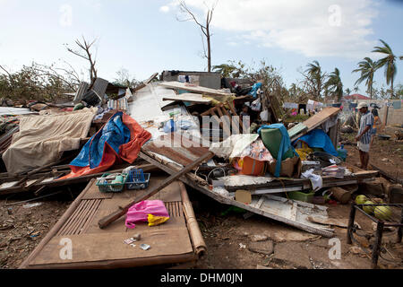 Daanbantayan, Cebu, Filippine. Decimo Nov, 2013. Tutto ciò che è a sinistra di questa famiglie home,come tanti altri riflettendo da dove iniziare. © Galleria immagini2/Alamy Live News Foto Stock