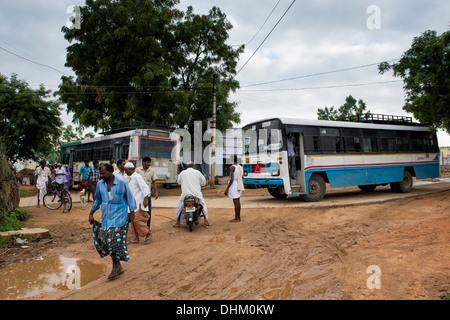 Indian bus che arrivano in corrispondenza di una zona rurale villaggio indiano. Andhra Pradesh, India Foto Stock