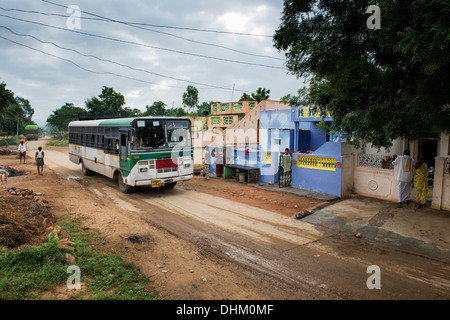 Indian autobus che arrivano a un rurale villaggio indiano. Andhra Pradesh, India Foto Stock