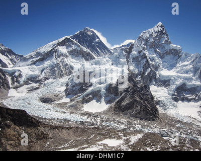 L'Everest, sul Nuptse e il Ghiacciaio Khumbu visto da Kala Patthar, Regione di Khumbu, in Nepal. Foto Stock